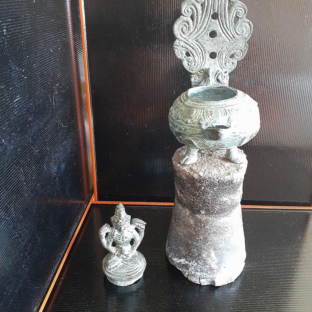 古銅ヴィシュヌ像寺院の石油ランプ土台付き