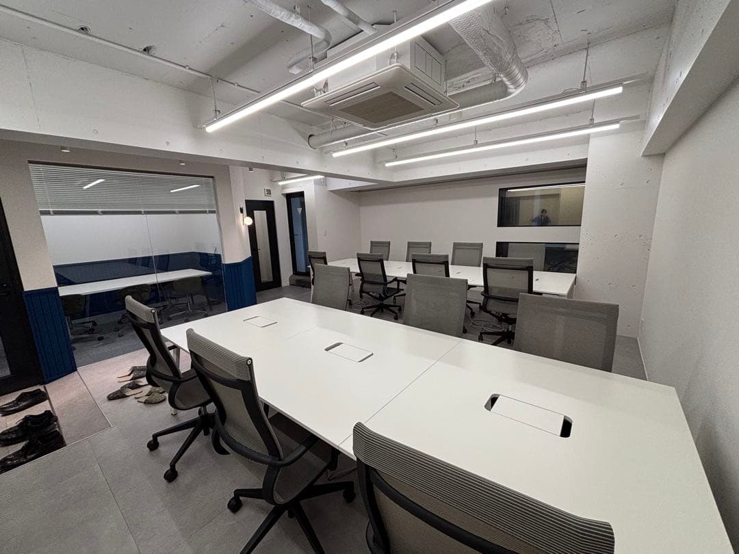 オフィスデスク（6人用）ホワイト　フリースタイルデスク配線収納付き