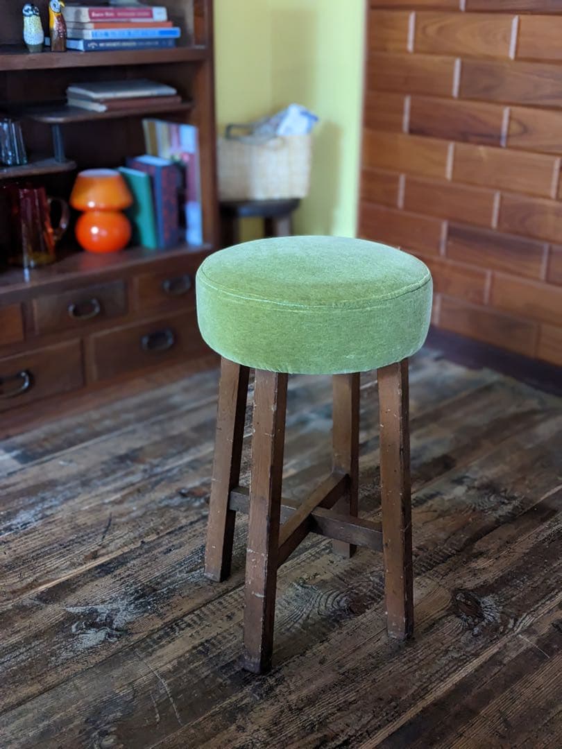 グリーンのファブリックスツール　木製脚付き　布製