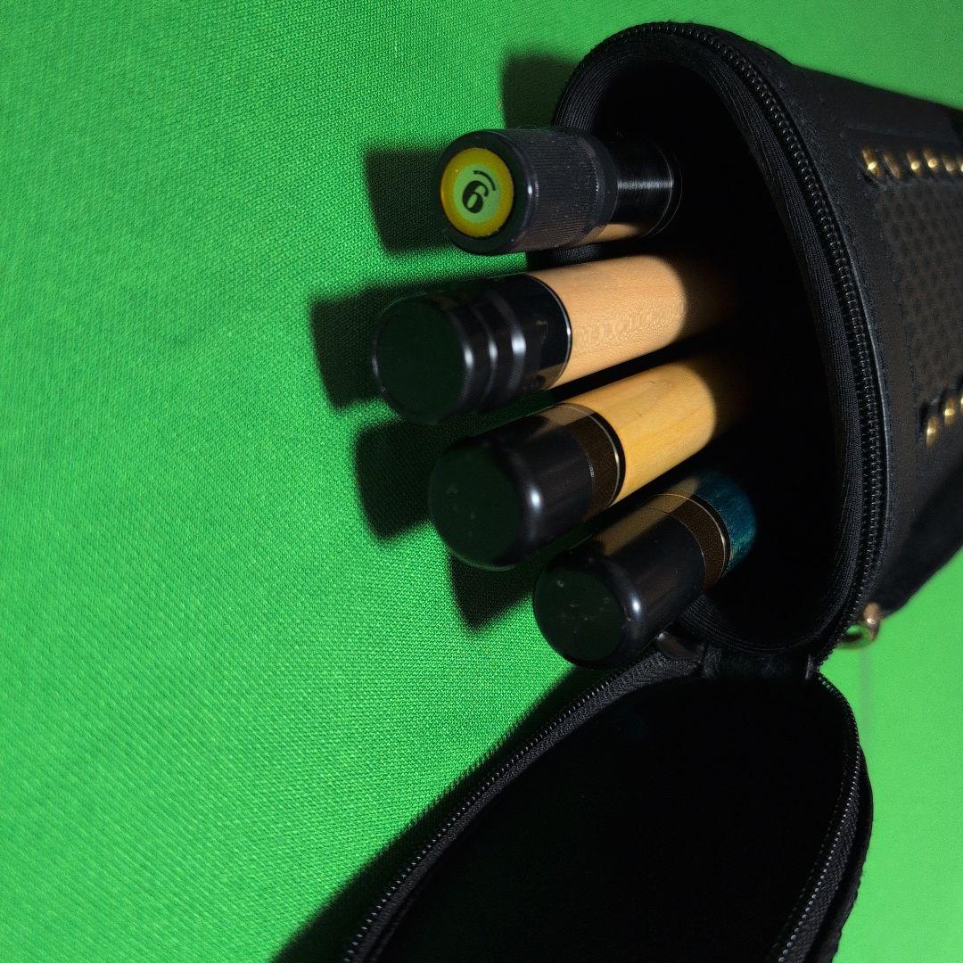 2×4キューケース、プレイキュー、アダムのジャンプ&ブレイクキューです。