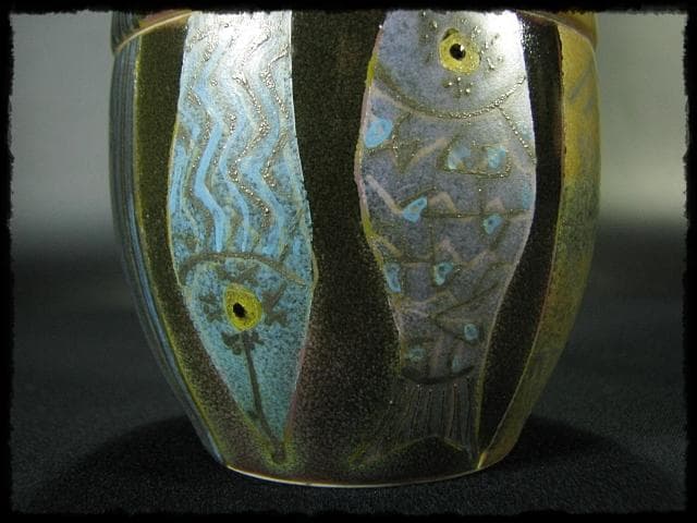 人気作家 伊藤 北斗 釉刻色絵金銀彩 茶入 バラ 魚 四方桟 共箱 e166