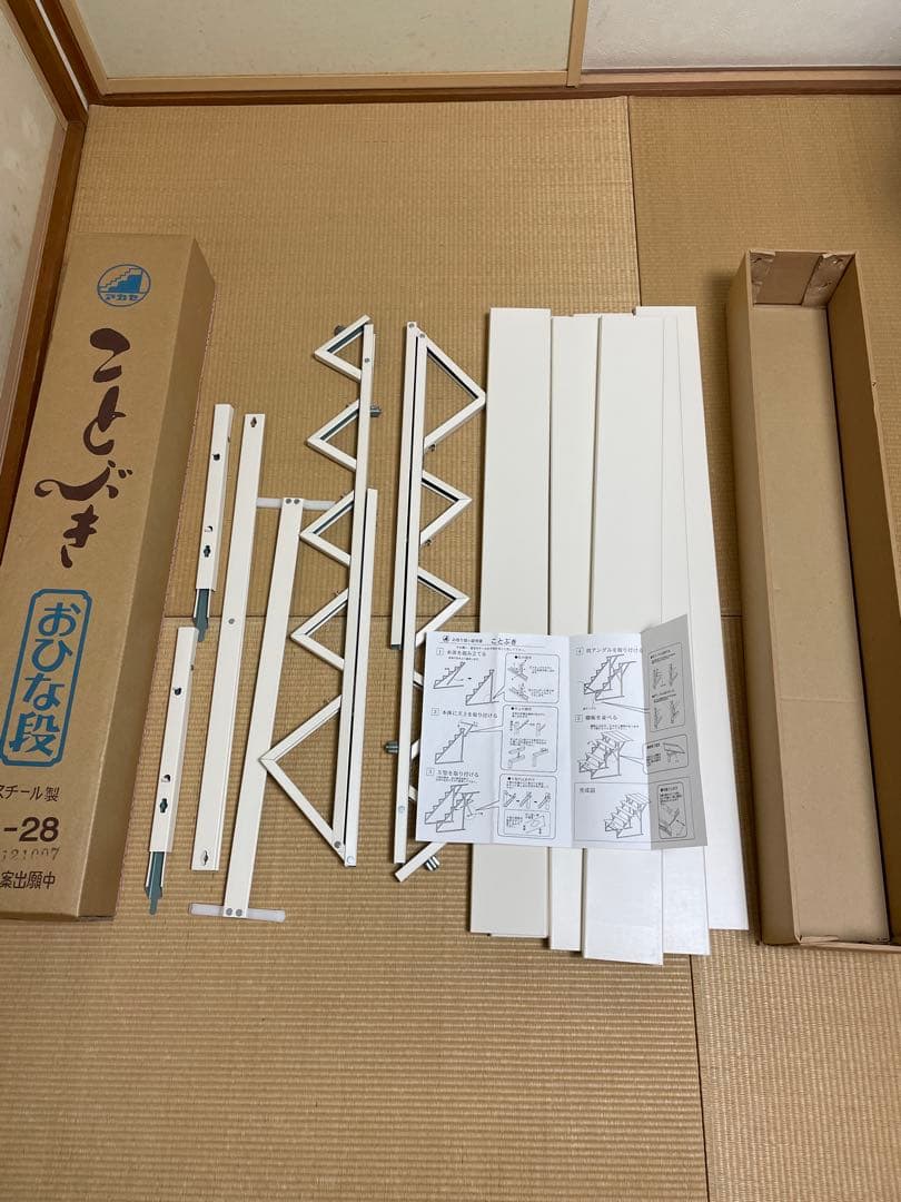 スチール製　おひな段 5段　ホワイト