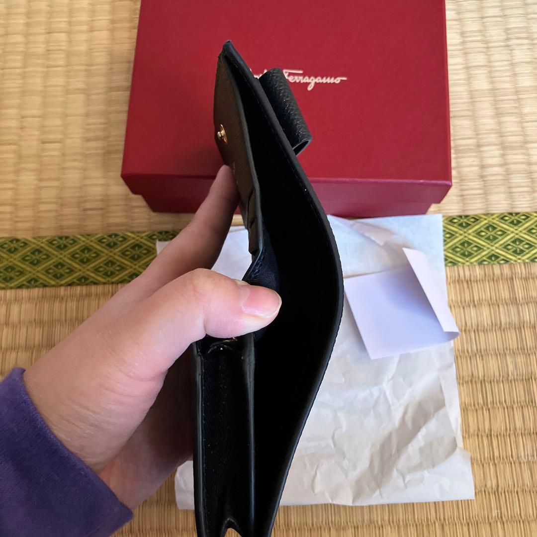 サルヴァトーレ　フェラガモ　二つ折り財布