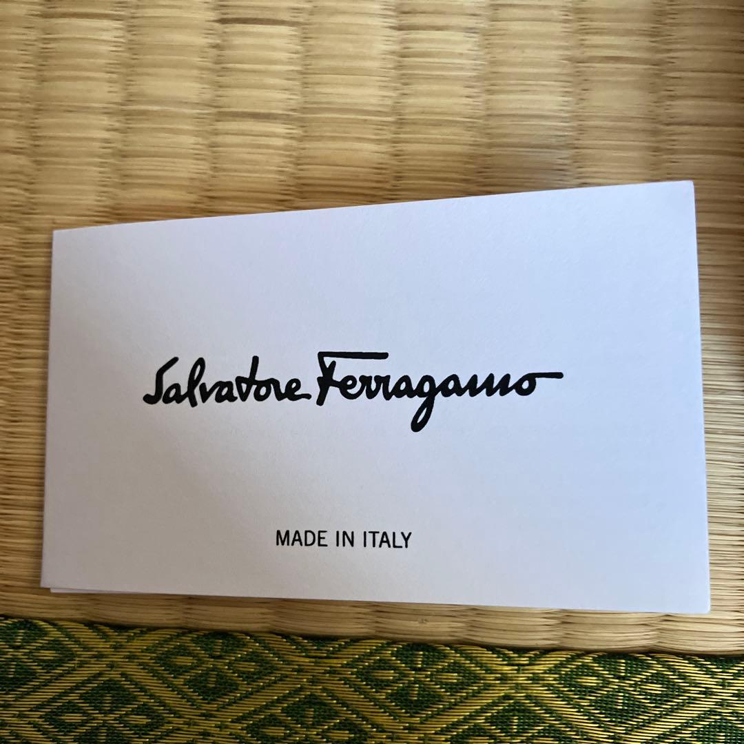 サルヴァトーレ　フェラガモ　二つ折り財布