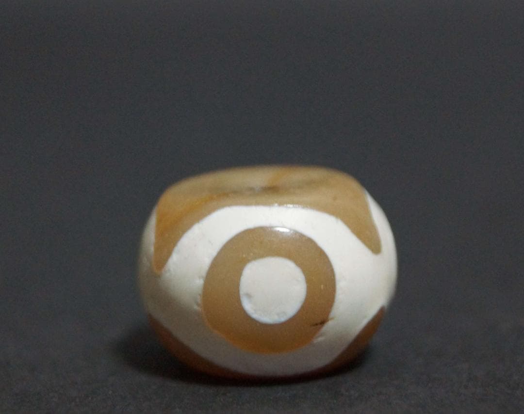 オールドチベットメノウ瑪瑙 『虎牙三眼天珠』根付緒締玉提げ物 Dziビーズお守り