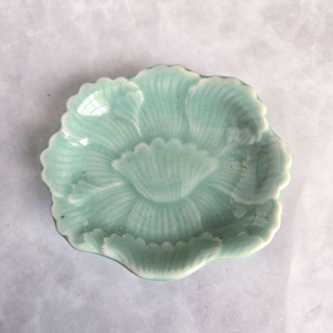 三田青磁　小皿　豆皿　手塩皿　牡丹　骨董　金継ぎ　陽刻　青磁　アンティーク
