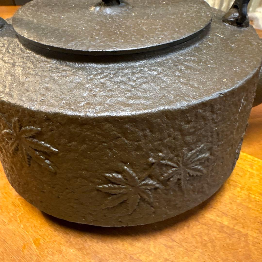 【中型】鉄瓶　南部鉄器　紅葉　チャコールブラウン　美術品　アンティーク　1.3ℓ