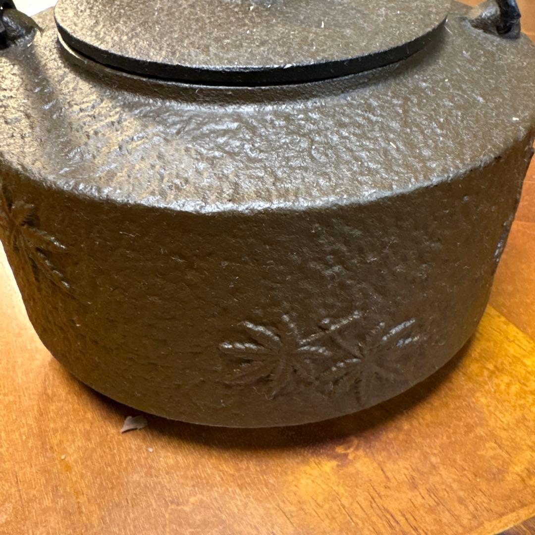 【中型】鉄瓶　南部鉄器　紅葉　チャコールブラウン　美術品　アンティーク　1.3ℓ