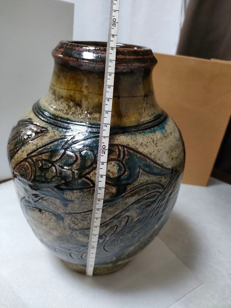 金城次郎　壺　 魚紋（5）＋海老魚紋（3）計８　希少品　高さ 28cm 人間国宝