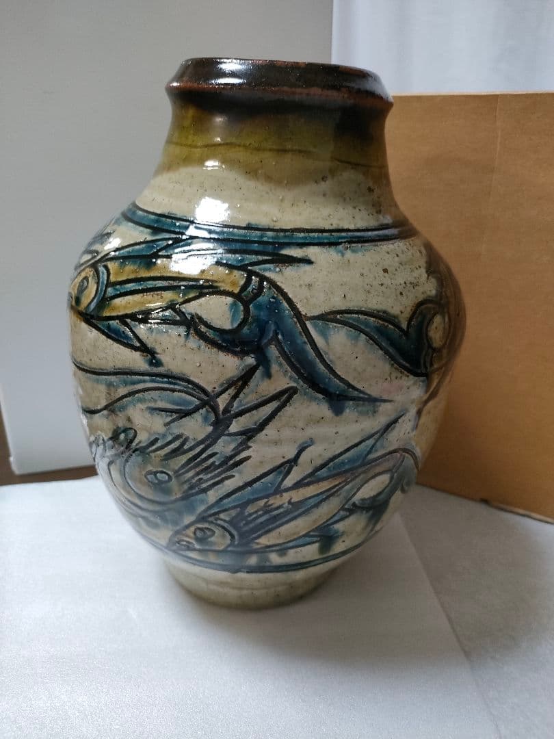 金城次郎　壺　 魚紋（5）＋海老魚紋（3）計８　希少品　高さ 28cm 人間国宝