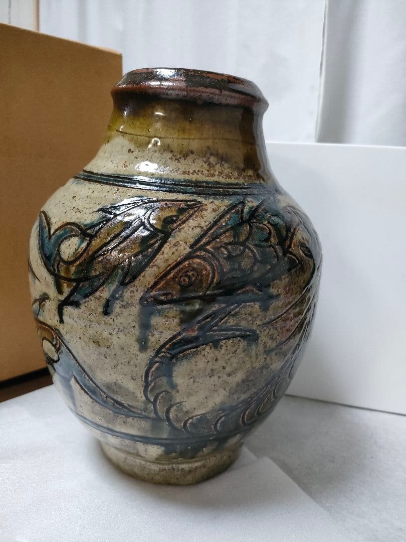 金城次郎　壺　 魚紋（5）＋海老魚紋（3）計８　希少品　高さ 28cm 人間国宝