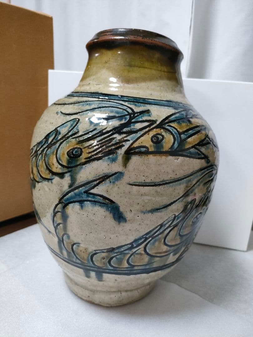 金城次郎　壺　 魚紋（5）＋海老魚紋（3）計８　希少品　高さ 28cm 人間国宝