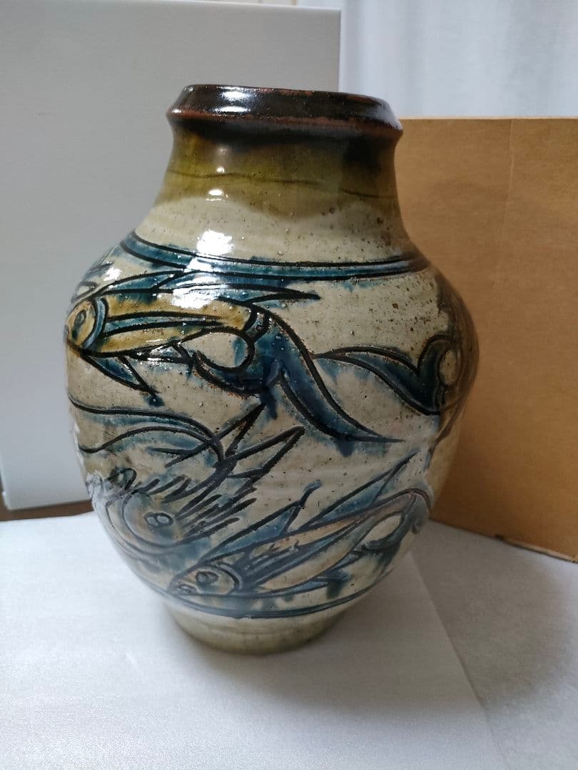 金城次郎　壺　 魚紋（5）＋海老魚紋（3）計８　希少品　高さ 28cm 人間国宝