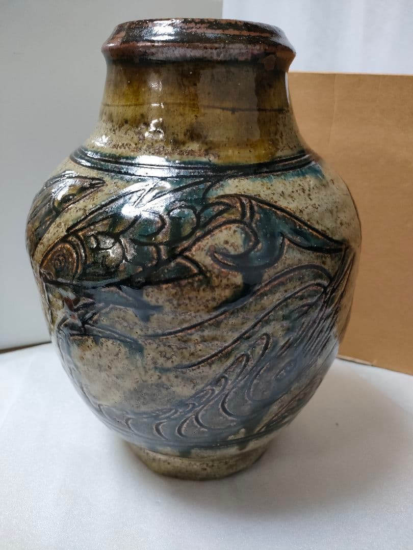 金城次郎　壺　 魚紋（5）＋海老魚紋（3）計８　希少品　高さ 28cm 人間国宝