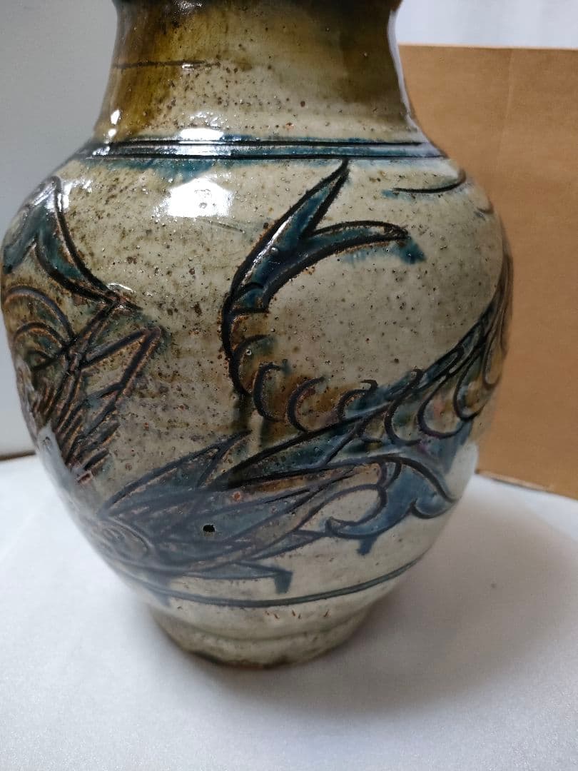 金城次郎　壺　 魚紋（5）＋海老魚紋（3）計８　希少品　高さ 28cm 人間国宝