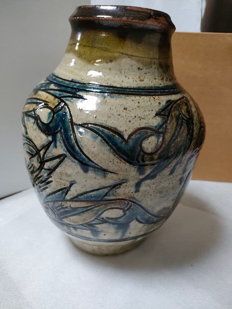 金城次郎　壺　 魚紋（5）＋海老魚紋（3）計８　希少品　高さ 28cm 人間国宝