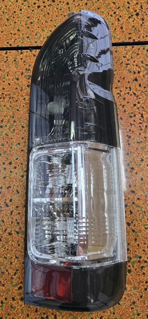 ハイエース　200系　スモークテールランプ 左右セット　送料込み　VLAND
