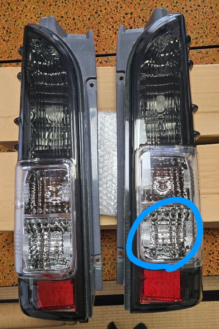 ハイエース　200系　スモークテールランプ 左右セット　送料込み　VLAND