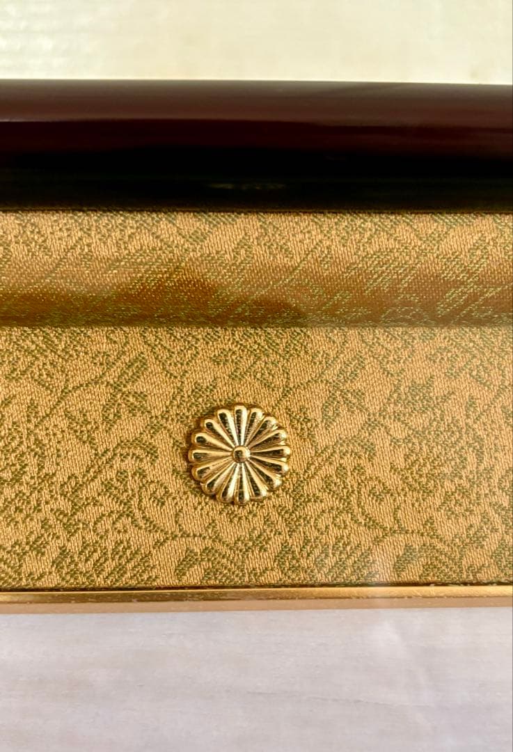 ★叙勲額縁　菊の御紋　ダークブラウンの木製額縁