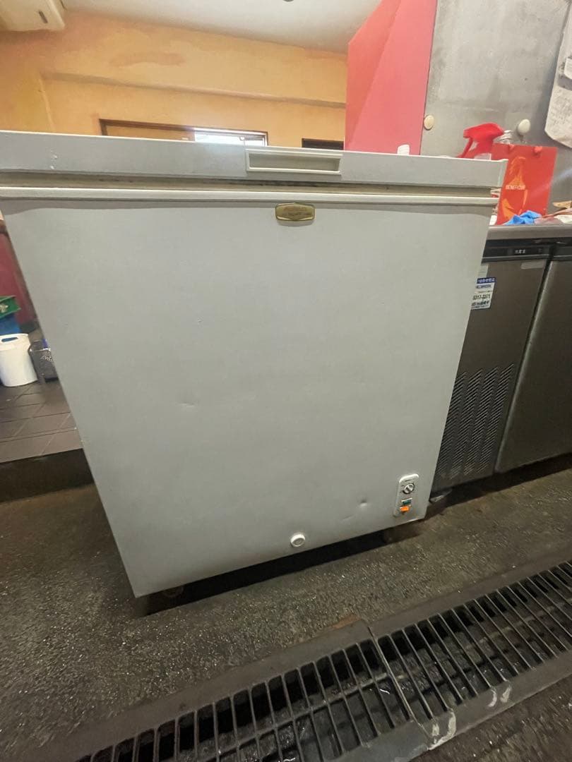 ホワイト 冷凍庫 上部開き 直冷式