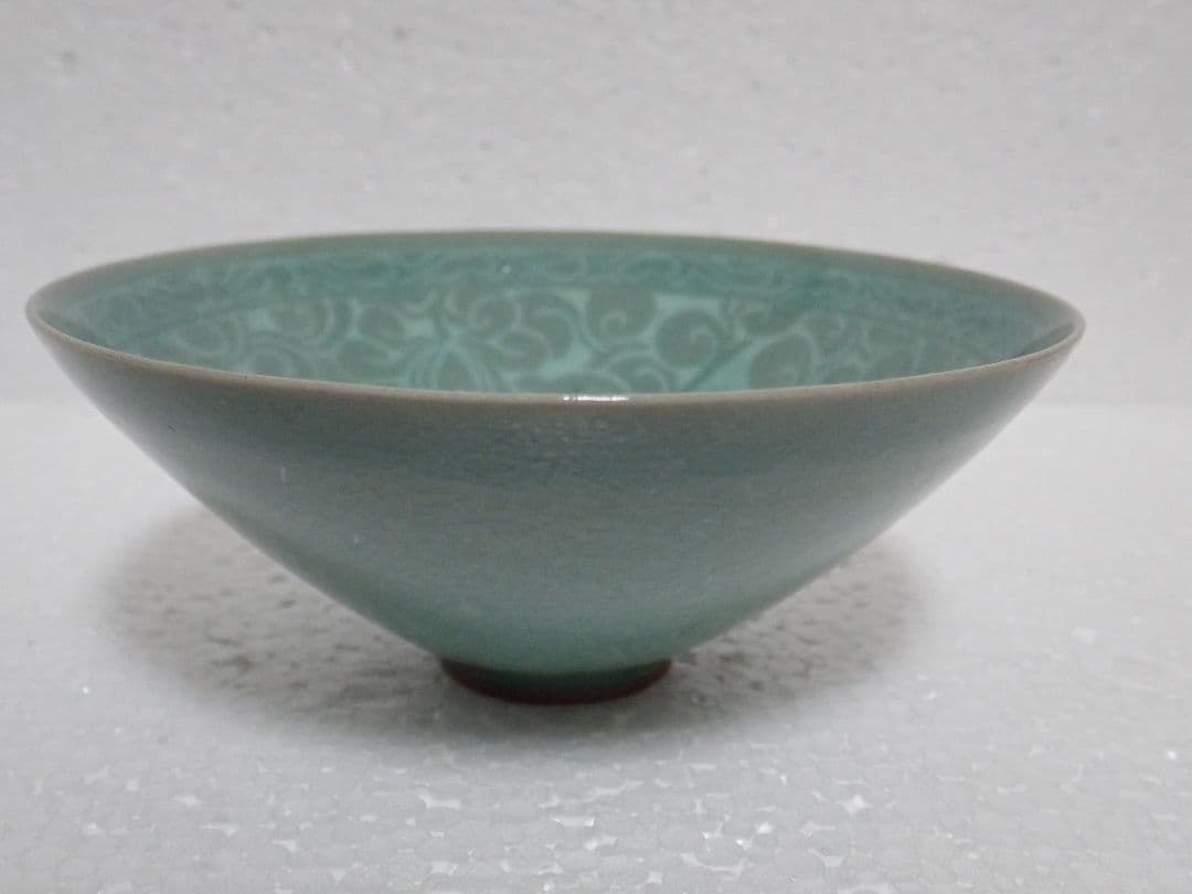 椀 青磁 唐草紋逆象嵌 韓国国宝レプリカ 湖厳博物館