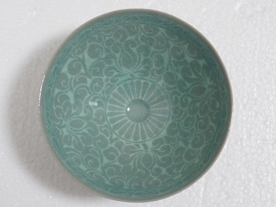 椀 青磁 唐草紋逆象嵌 韓国国宝レプリカ 湖厳博物館
