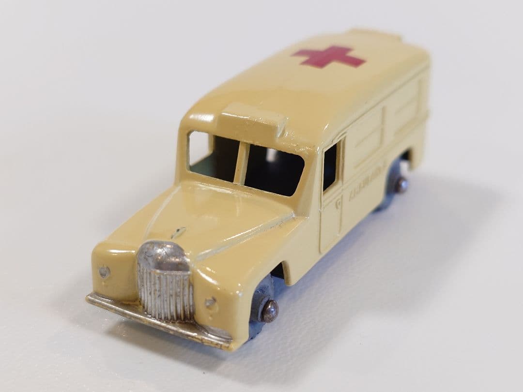 ミニカー MATCHBOX No.14 DAIMLER AMBULANCE