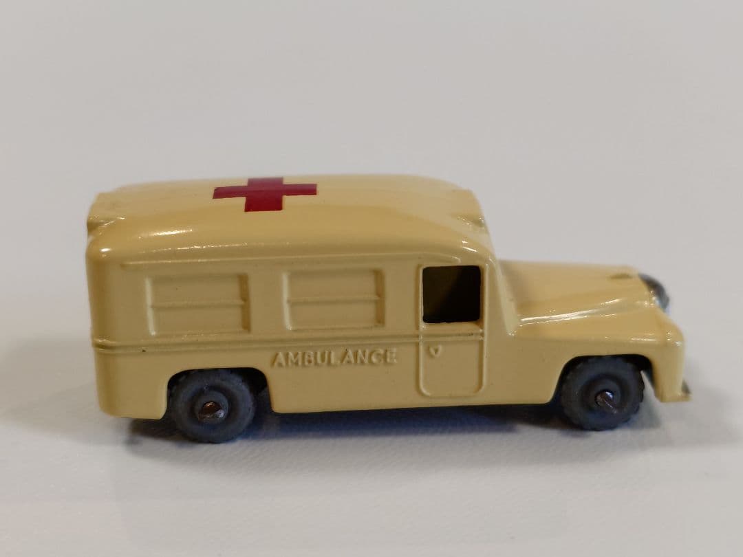 ミニカー MATCHBOX No.14 DAIMLER AMBULANCE
