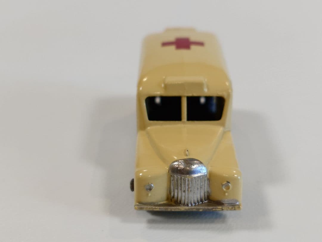ミニカー MATCHBOX No.14 DAIMLER AMBULANCE