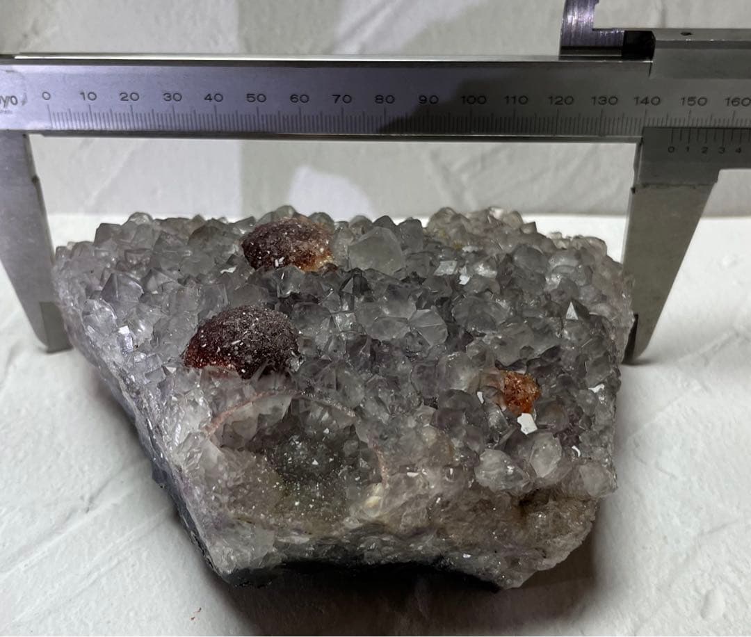 アメジストの中に面白い丸い内包物が入ったアメジストクラスター