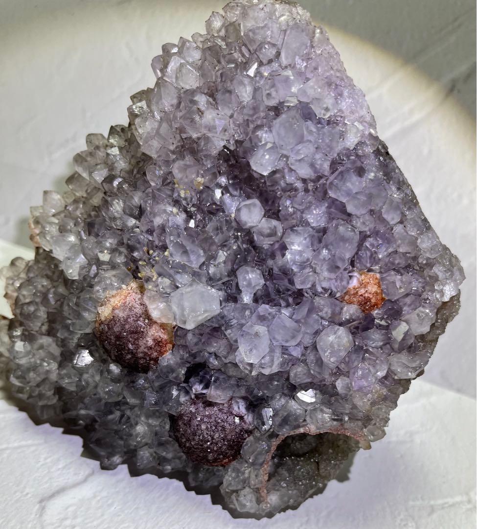 アメジストの中に面白い丸い内包物が入ったアメジストクラスター