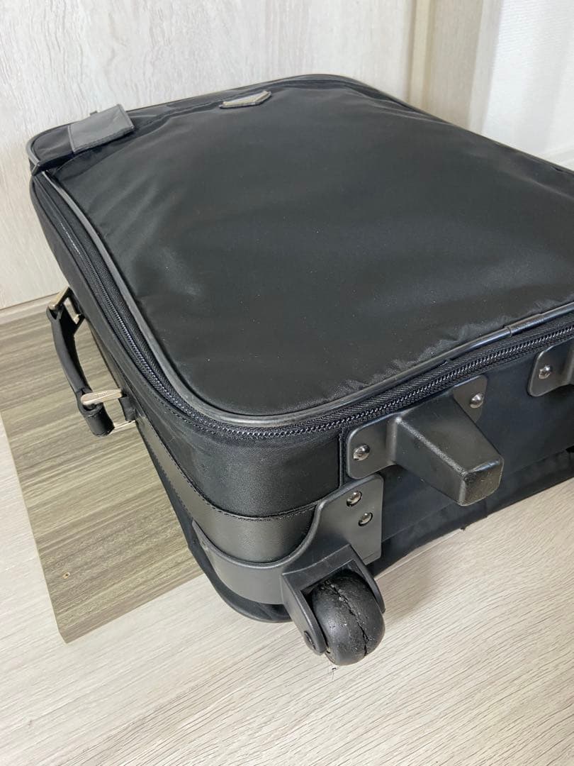 PRADA スーツケース　ナイロン　三角ロゴプレート　キャリーケース　黒　レザー
