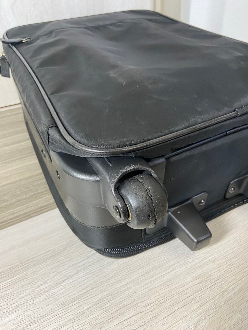 PRADA スーツケース　ナイロン　三角ロゴプレート　キャリーケース　黒　レザー