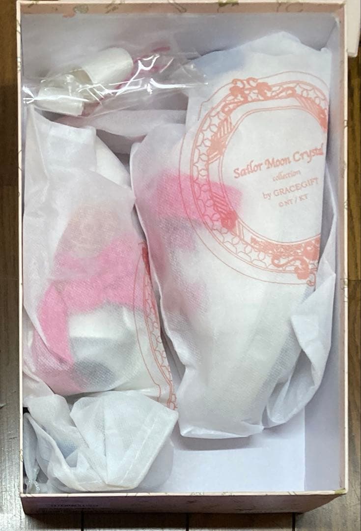 2511 セーラームーン　リボンクリスタルブローチグレイスギフト　スニーカー