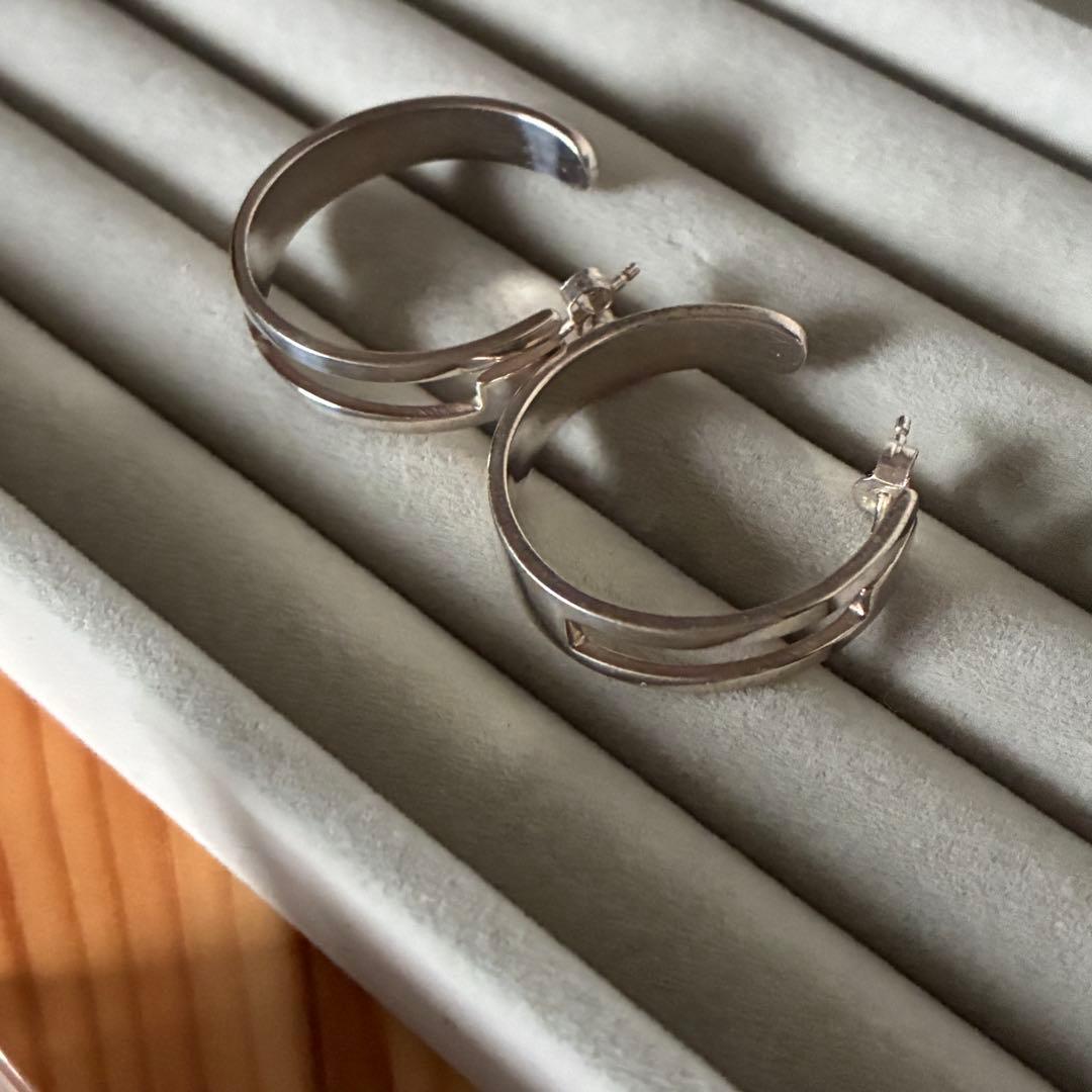 GUCCIグッチ　ロゴデザイン　シルバー　フープピアス