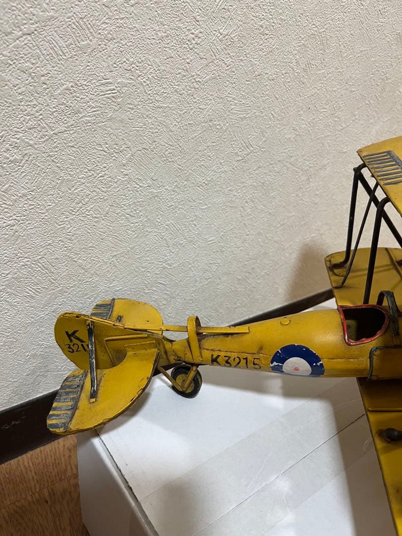ブリキ製の飛行機