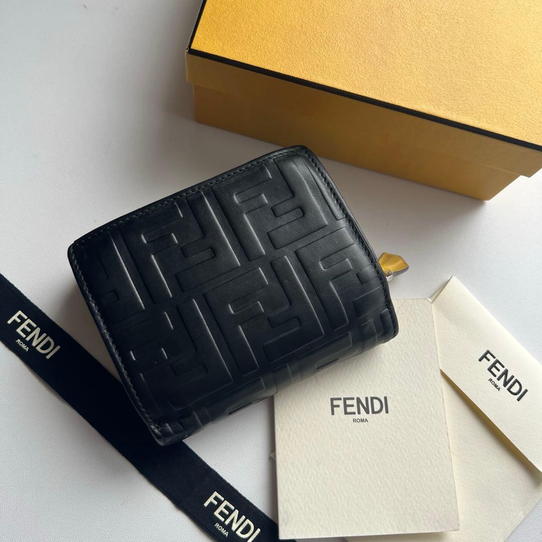 32 美品 FENDI フェンディ ズッカ 2つ折り財布