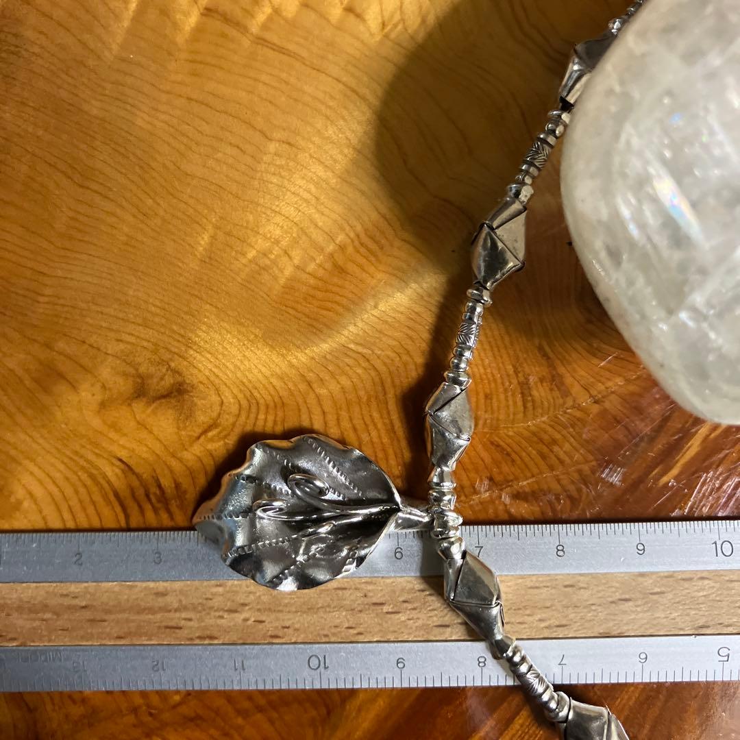 カレンシルバー、ボタニカルなデザインネックレス