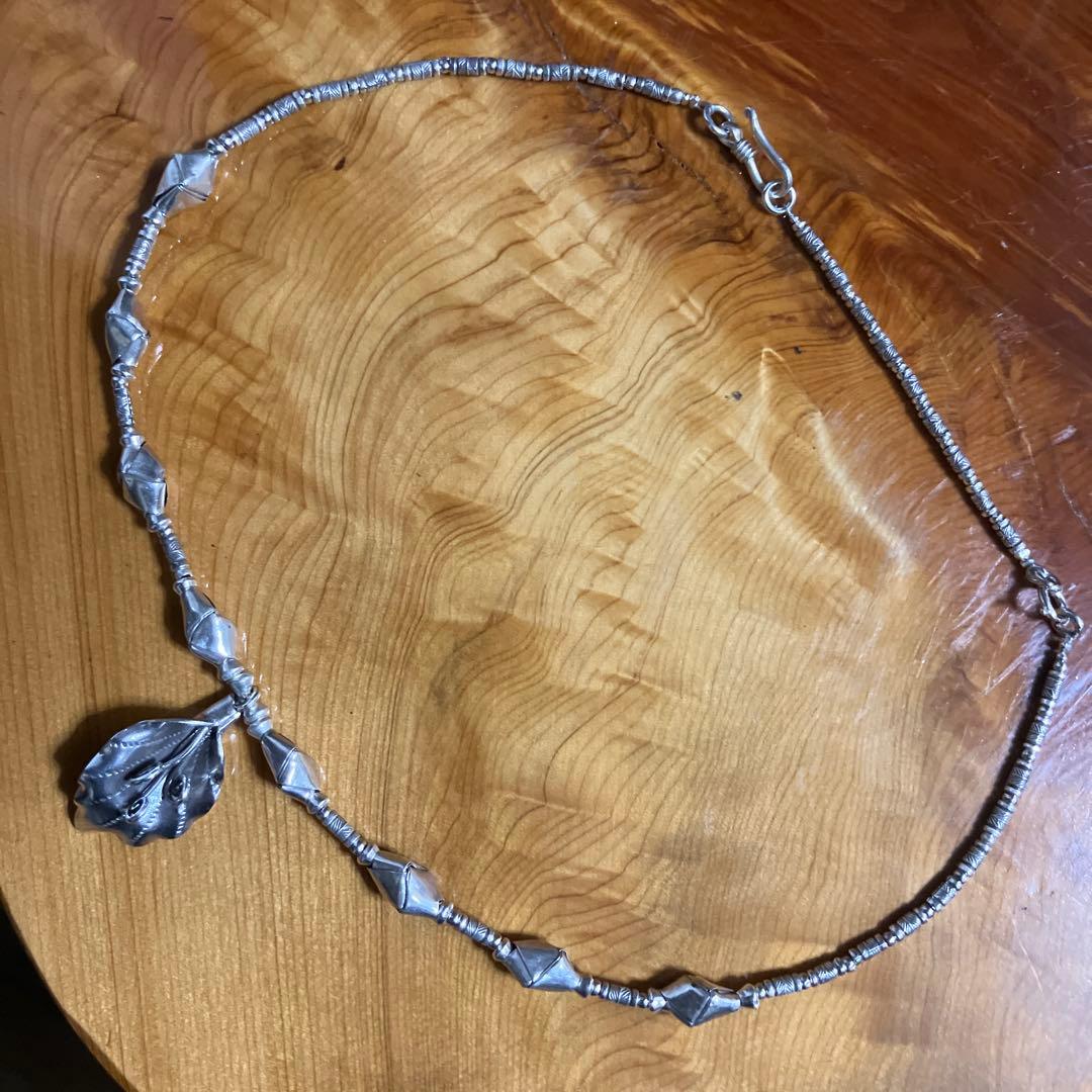 カレンシルバー、ボタニカルなデザインネックレス