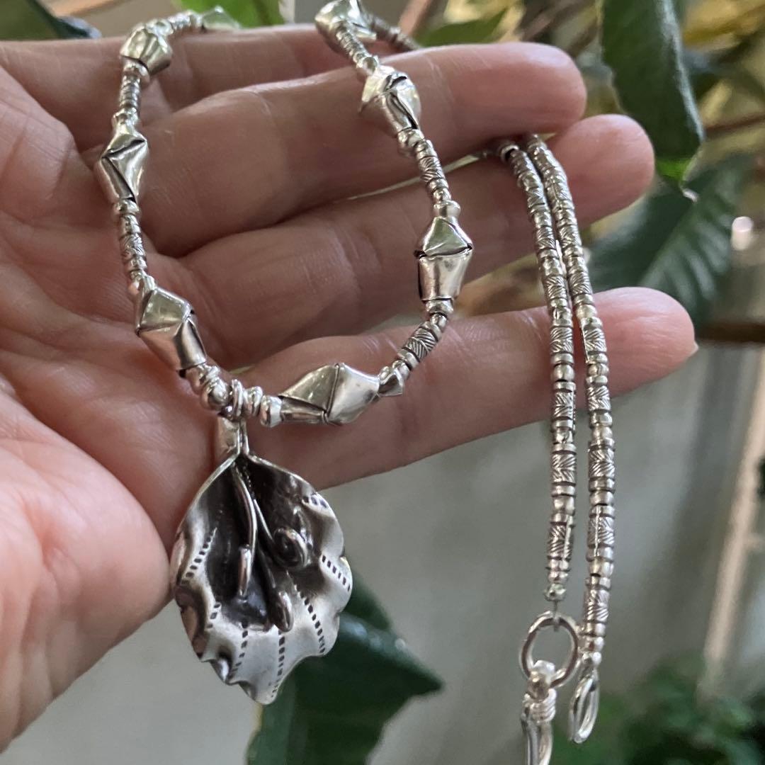 カレンシルバー、ボタニカルなデザインネックレス