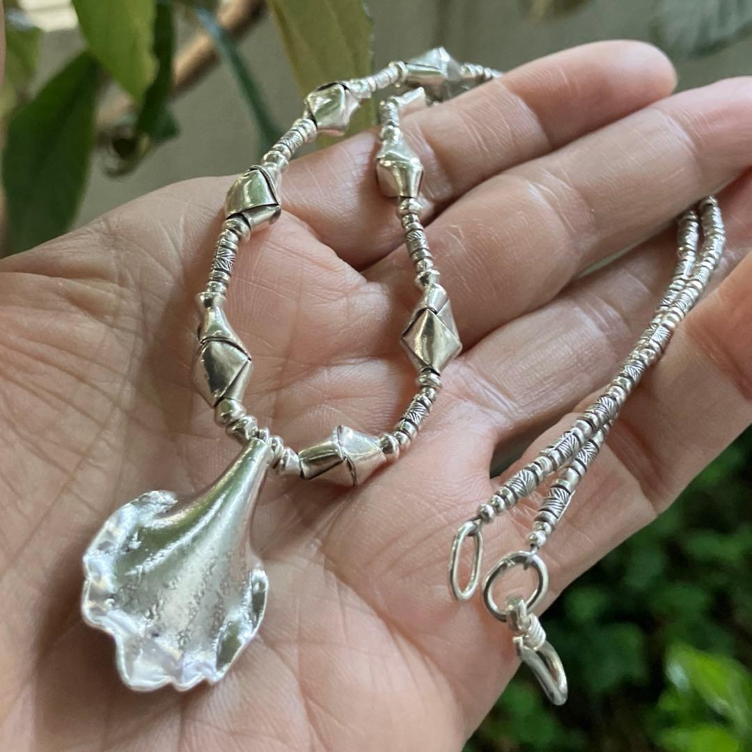 カレンシルバー、ボタニカルなデザインネックレス