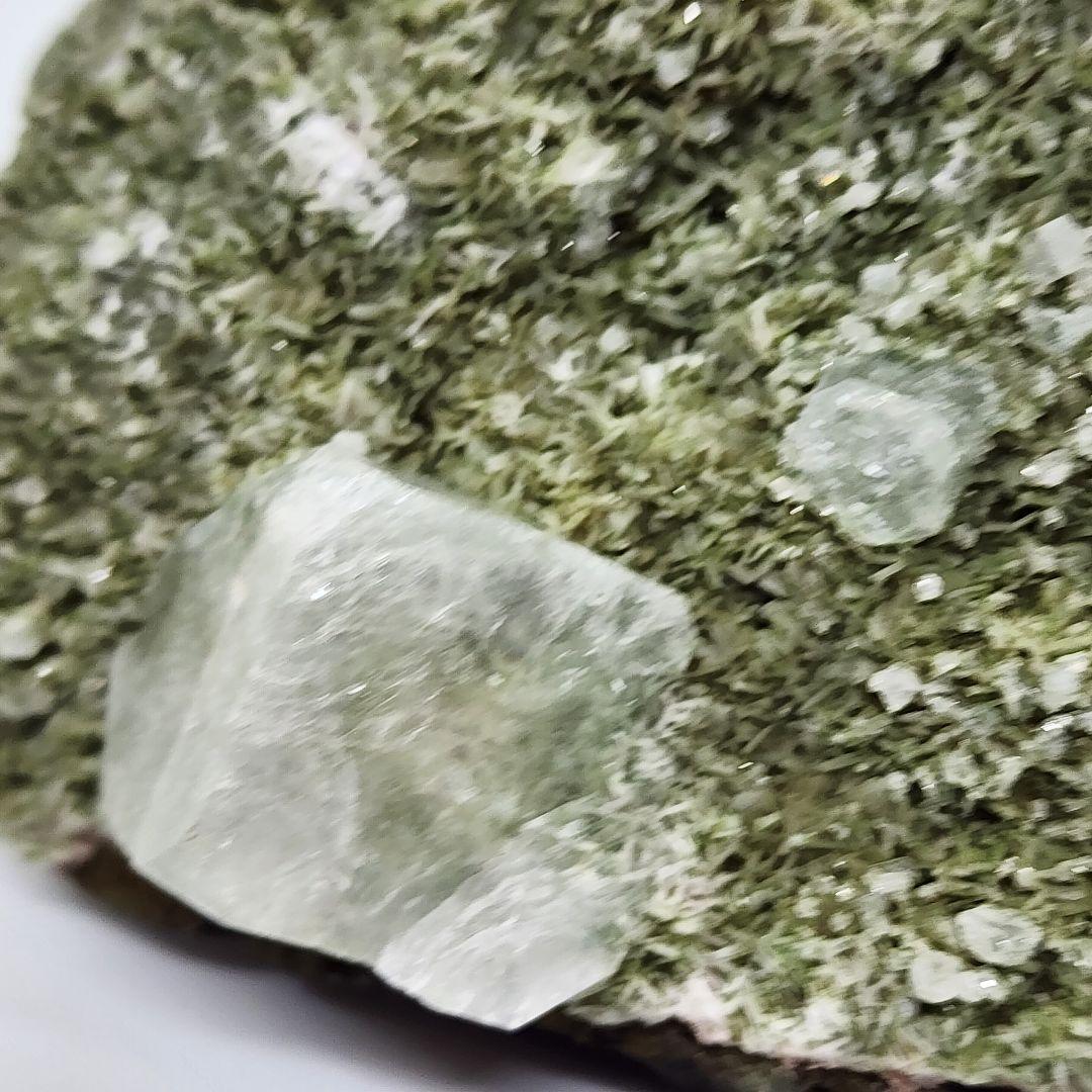 神秘の緑結晶 アポフィライト＆カルサイト原石 - 魂浄化のスピリチュアルストーン