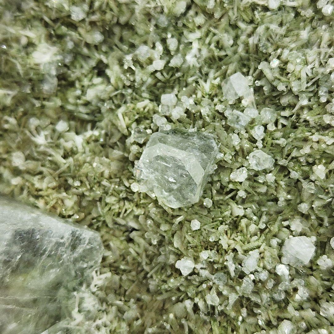 神秘の緑結晶 アポフィライト＆カルサイト原石 - 魂浄化のスピリチュアルストーン