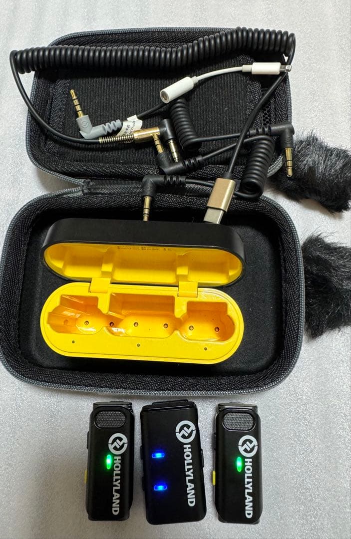 Hollyland Lark M1 ワイヤレスマイクシステム ケース付き。