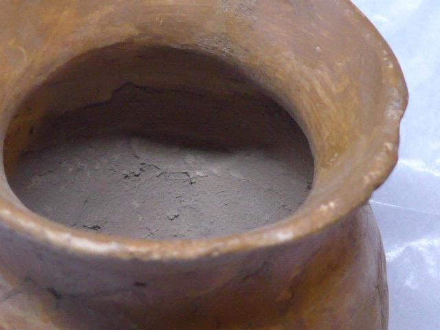 貴重です。出土品です　三突起彩色小壷です 赤い模様があります