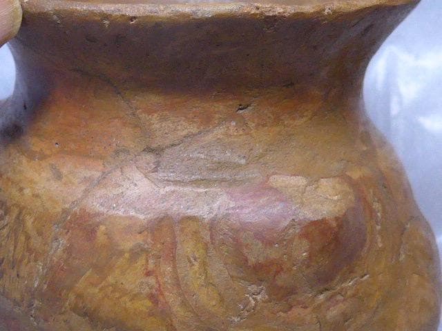 貴重です。出土品です　三突起彩色小壷です 赤い模様があります