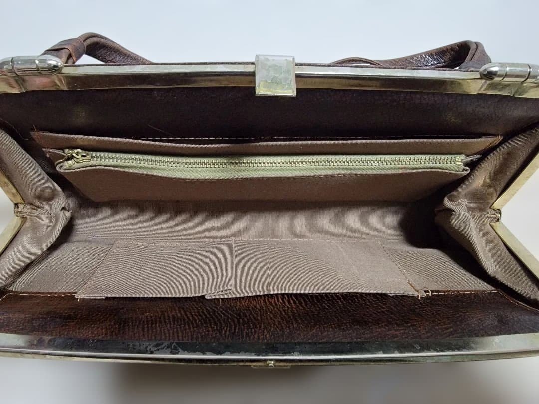 レザー製立体彫刻クラッチバッグ