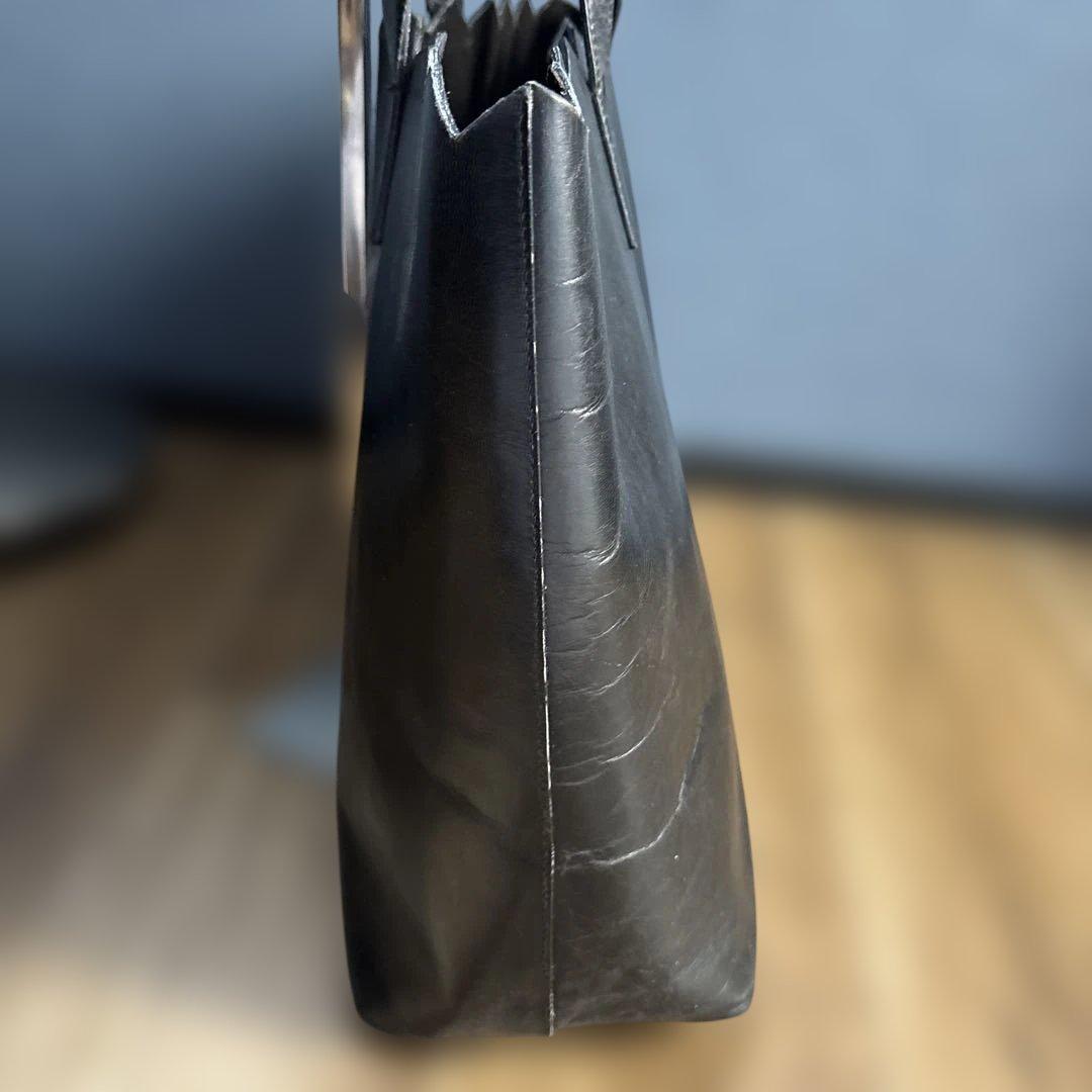 PRADAトートバッグ型抜きロゴ