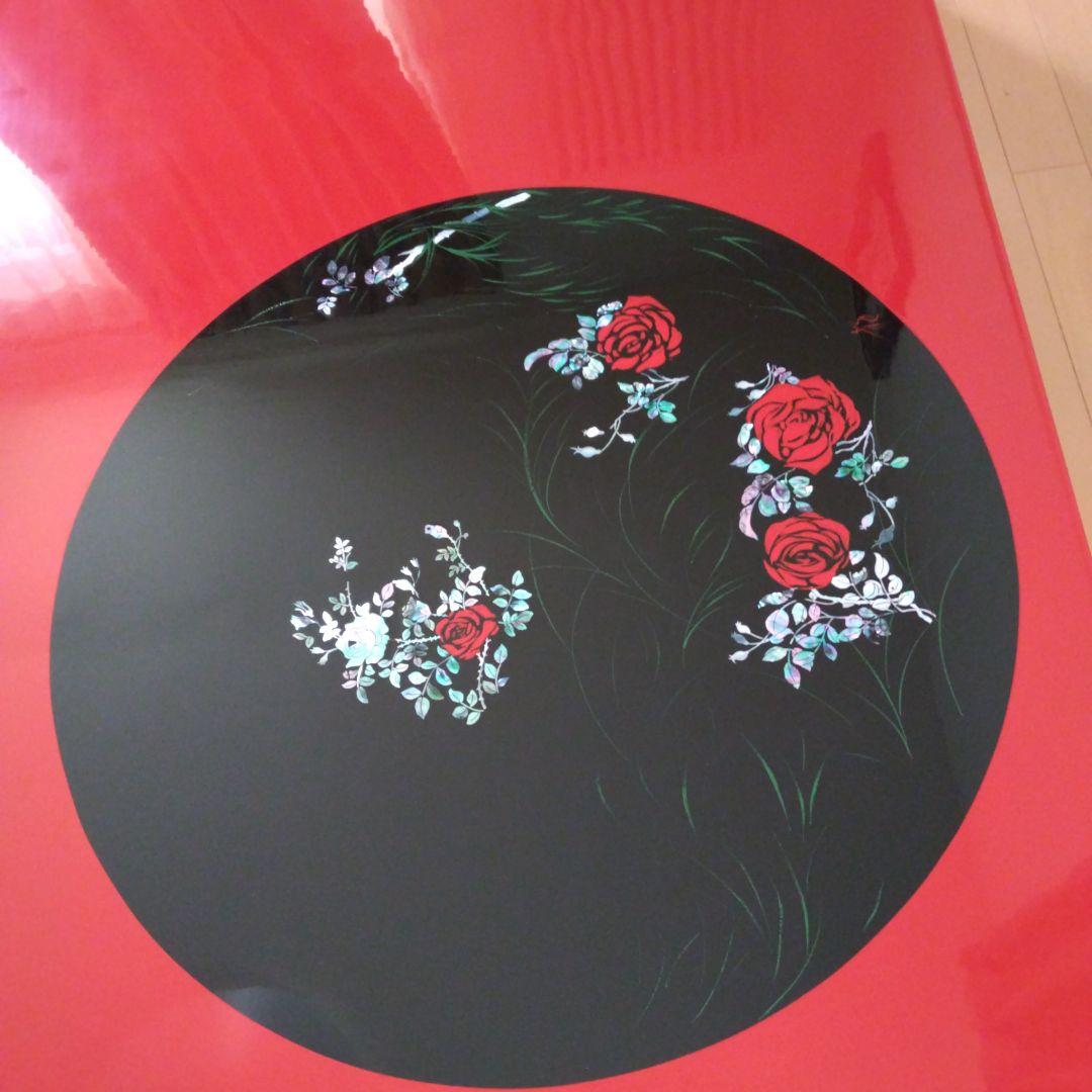 赤いバラデザインの漆塗り座卓