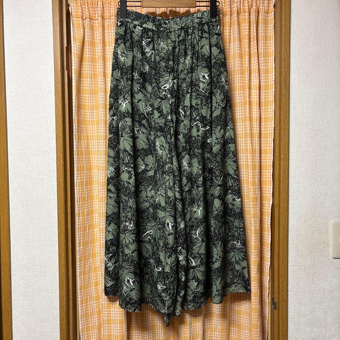 【美品】 ビアズリー フラワープリントパンツ